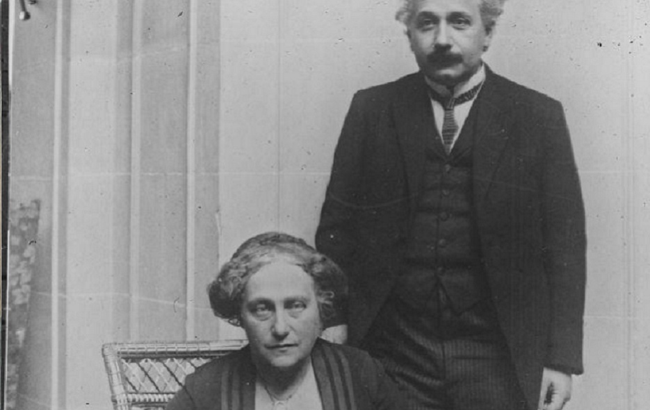 1915 : Albert Einstein publie la théorie de la relativité générale