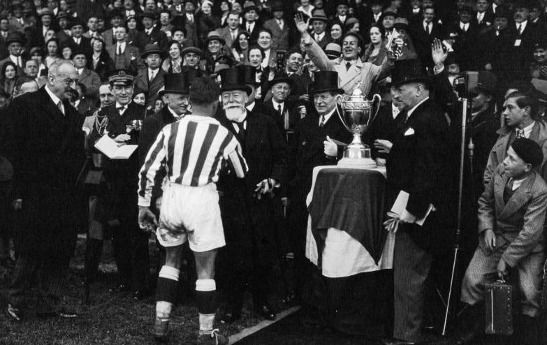 M. Doumer remettant la coupe au capitaine de l’équipe de Cannes ; Agence de presse Mondial Photo-press ; 1932 - Source BnF