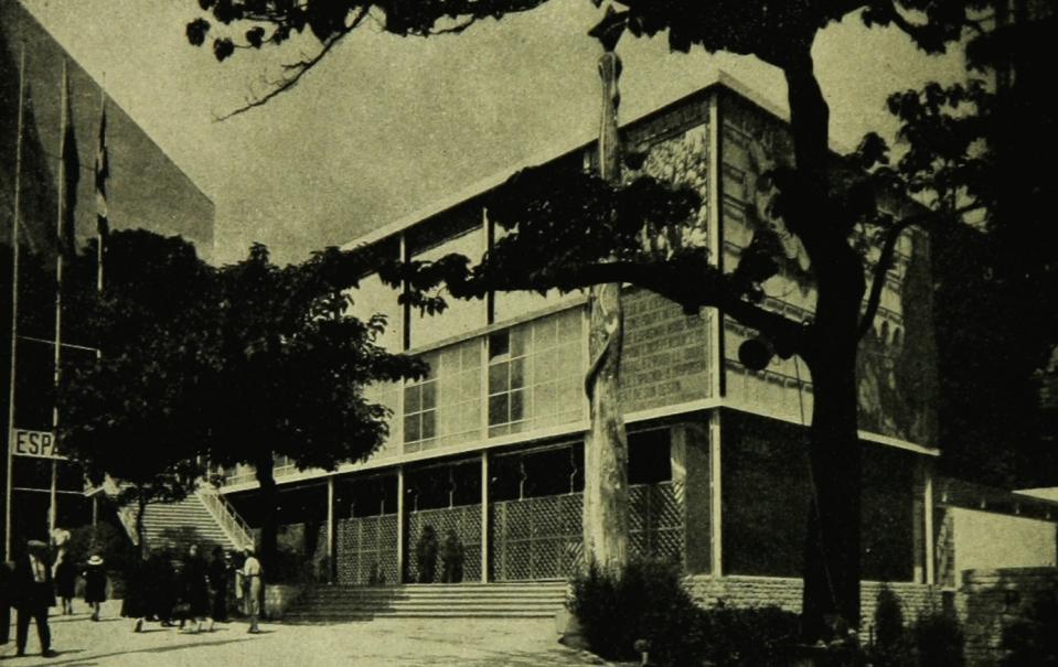 Vue extérieure du pavillon espagnol présenté à l'Exposition internationale de Paris, 1937