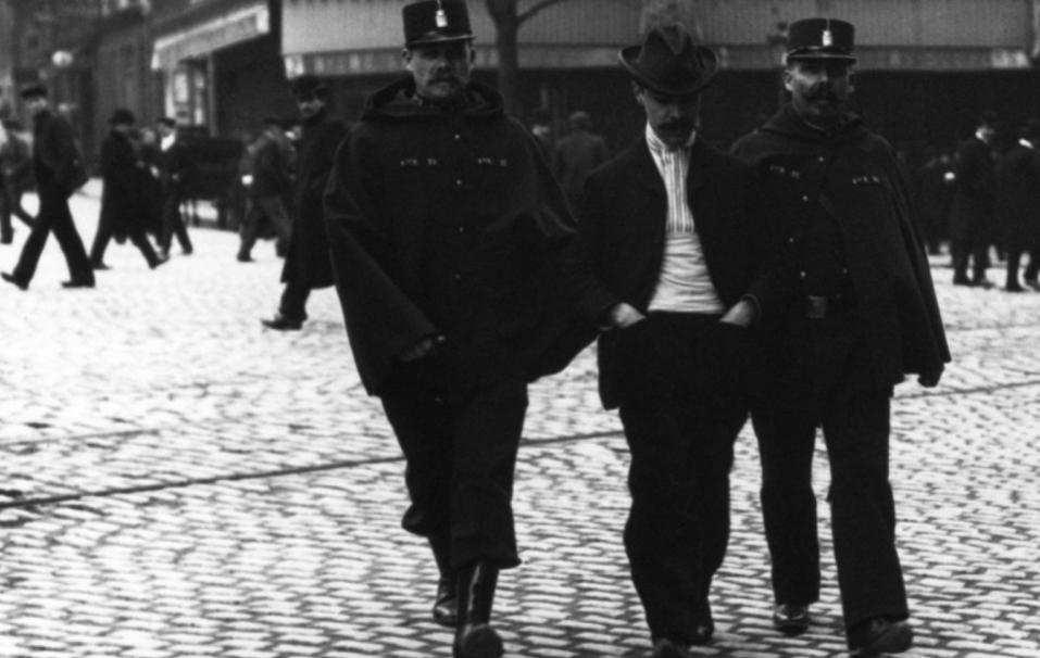 Arrestation d'un manifestant, 1er mai 1906 ; photographie ; 1906 ; Agence Rol ; Source : BnF