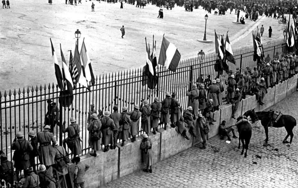 Versailles, place d'armes, soldats attendant l'arrivée des plénipotentiaires alliés ; Agence Meurisse (Paris) ; 1919 - Source BnF.
