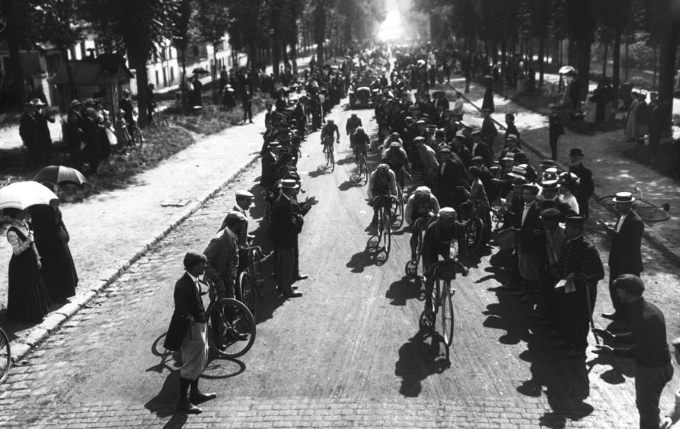 Tour de France 1er août 1909, le 2e peloton au bas de la Côte de Picardie à Versailles ; Agence Rol ; 1909 - Source BnF