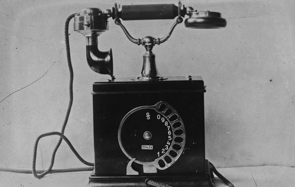 Téléphone de marque Siemens-Halske ; photographie ; 1920 ; Agence Rol ; Source : BnF